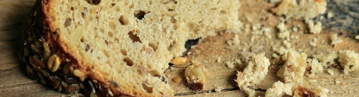  Man sieht ein Stück Brot.